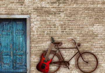eski kapı ve tuğla zemin bisiklet…